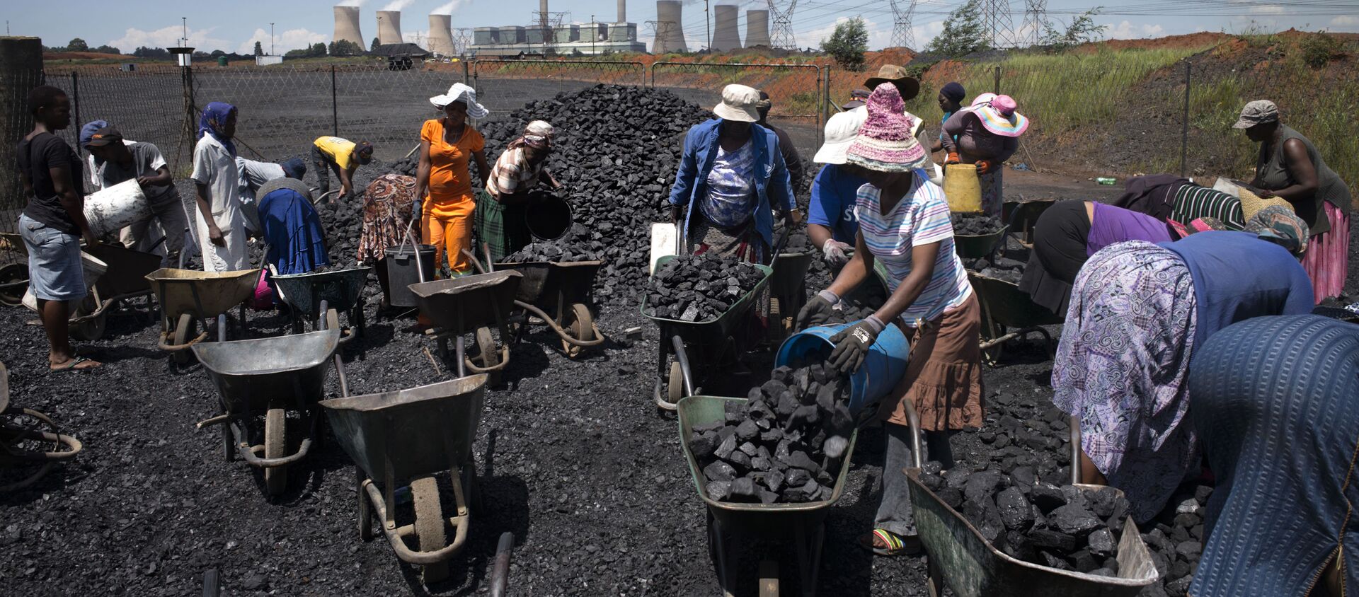 Женщины набирают уголь в тачки в ЮАР - Sputnik Узбекистан, 1920, 16.07.2020