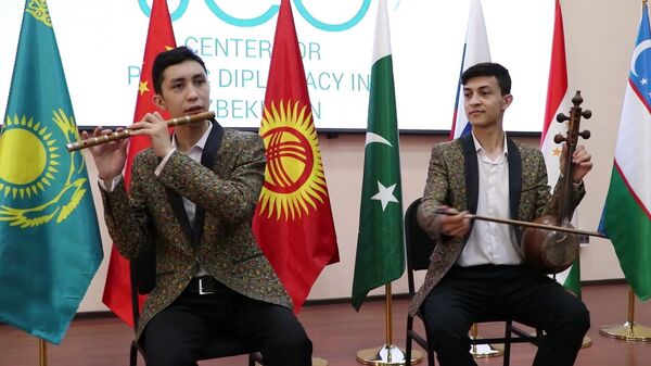 Против COVID-19 — вместе: узбекские музыканты сыграли песни народов стран ШОС - Sputnik Узбекистан