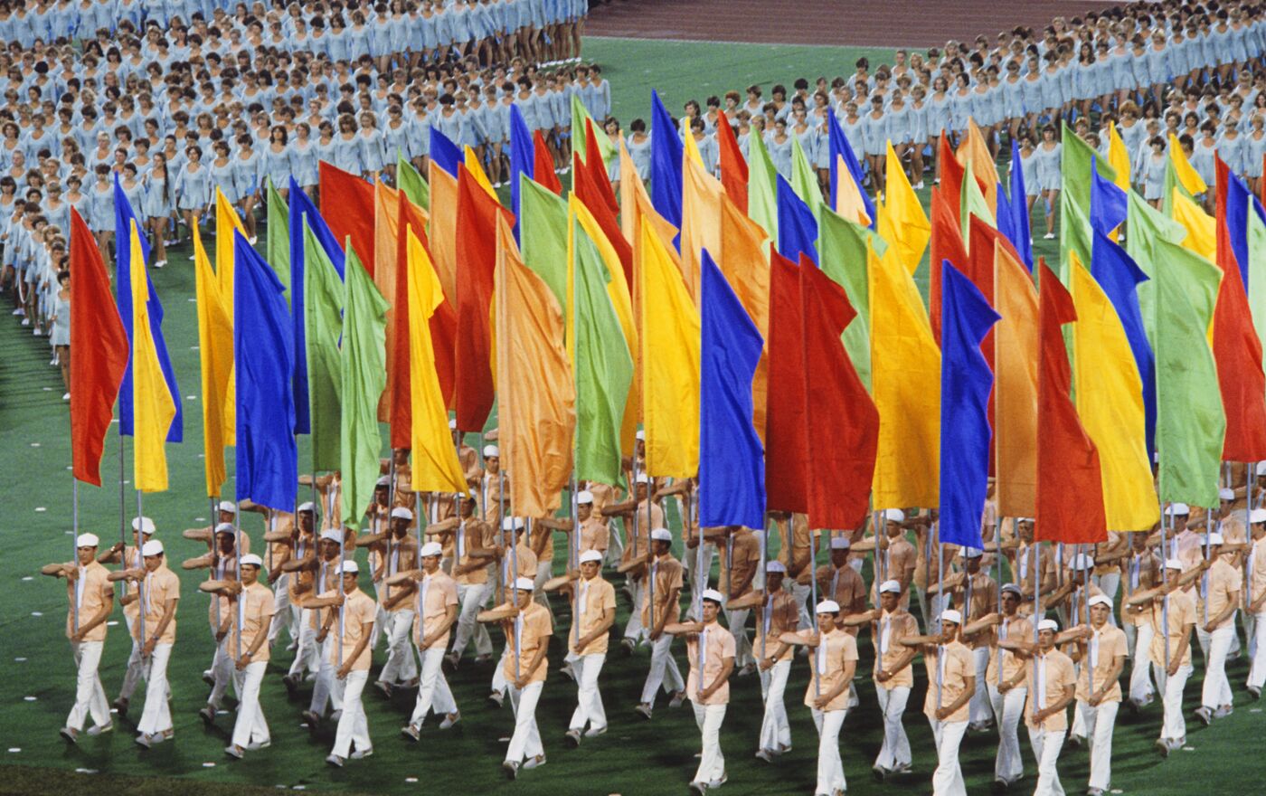 Xotinining semiz, tukli qinini yalaydi Kinder jinsiy aloqa yuqori sifatli video