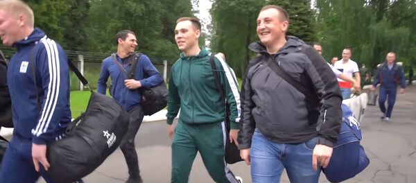 Теперь мы защищены: добровольцы, испытавшие на себе вакцину от коронавируса, выписались из больницы - Sputnik Узбекистан