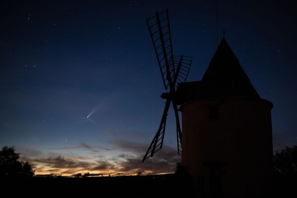 Франция осмонидан C/2020 F3 (NEOWISE) комета кўриниши. - Sputnik Ўзбекистон