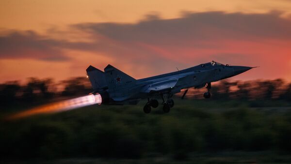 Istrebitel-perexvatchik MiG-31 vzletayet vo vremya trenirovochnogo poleta v aviatsentre imeni V. P. Chkalova - Sputnik O‘zbekiston