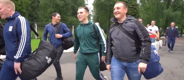 Коронавирусдан ҳимояланганлар: вакцинани синаб кўрган кўнгиллилар уйларига кузатилди - Sputnik Ўзбекистон