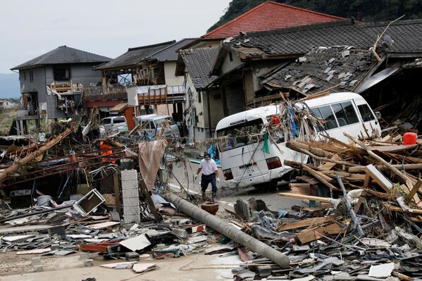 В результате наводнений и оползней оказались разрушены более 15 тысяч домов. На фото - разрушения в городе Кумамура в префектуре Кумамото, юго-запад Японии - Sputnik Узбекистан