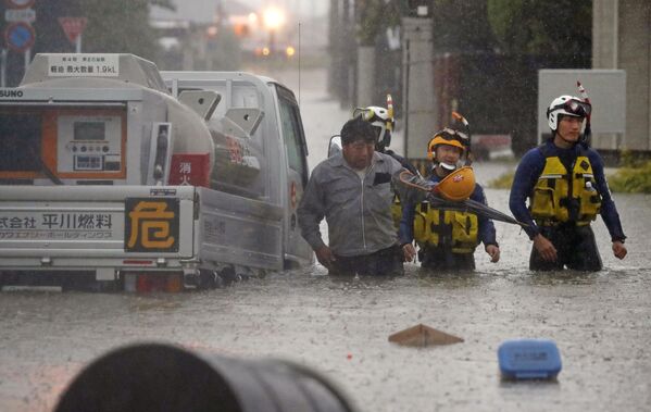К ликвидации последствий наводнения были привлечены полицейские и солдаты Сил самообороны Японии. На фото - полицейские помогают жителям выбраться из затопленного района в городе Омута, префектура Фукуока, юг Японии - Sputnik Узбекистан