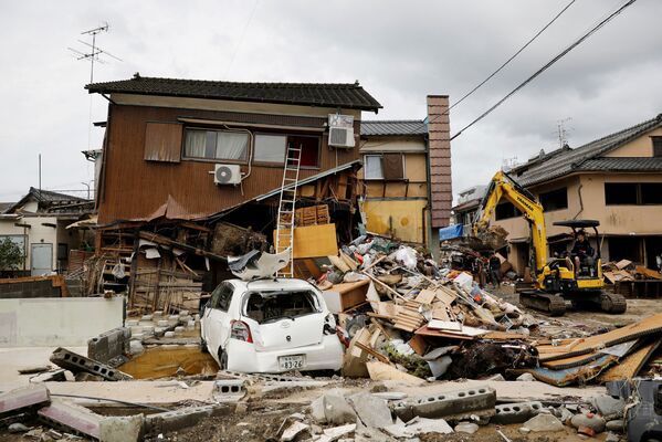 Больше всего погибших - более 50 человек - пришлось на префектуру Кумамото. На фото - разрушения в городе Хитоёси, префектура Кумамото, юго-запад Японии - Sputnik Узбекистан