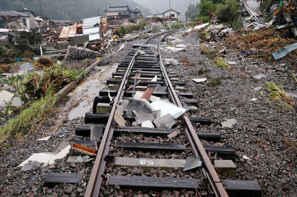 В пострадавших от наводнения районах Японии приостановлено железнодорожное и автобусное сообщение. На фото - разрушения в городе Кумамура, префектура Кумамото, юго-запад страны - Sputnik Узбекистан