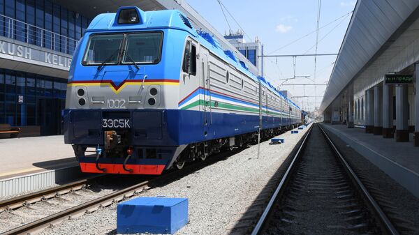 Электровоз Ермак на вокзале в Ташкенте - Sputnik Узбекистан