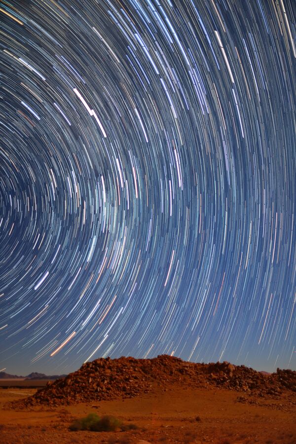 Снимок Startrails in Namib Desert австралийского фотографа Qiqige (Nina) Zhao из категории Young, попавший в шортлист конкурса Insight Investment Astronomy Photographer of the Year 2020  - Sputnik Узбекистан