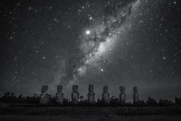 Снимок Stargazing Giant китайского фотографа Dai Jianfeng из категории People & Space, попавший в шортлист конкурса Insight Investment Astronomy Photographer of the Year 2020  - Sputnik Узбекистан