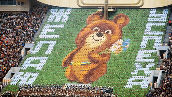 Символ Олимпиады-80  Медвежонок на трибуне  - Sputnik Узбекистан