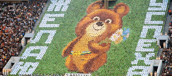 Символ Олимпиады-80  Медвежонок на трибуне  - Sputnik Узбекистан