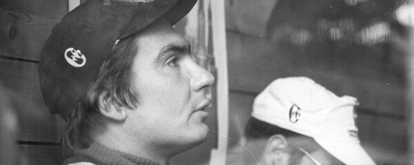 Серебряный призер в соревнованиях по стрельбе на траншейном стенде Рустам Ямбулатов. Стрельбище Динамо в Мытищах. XXII Олимпийские игры. - Sputnik Узбекистан