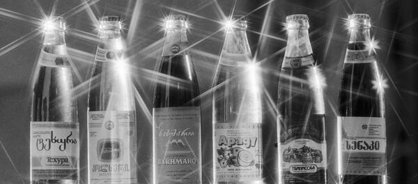 Знаменитые лагидзевские фруктовые воды - продукция Тбилисского завода безалкогольных напитков. - Sputnik Узбекистан