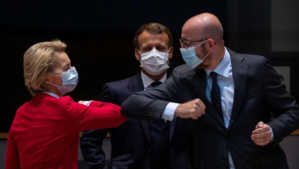 Председатель Европейской комиссии Урсула фон дер Ляйен и председатель Европейского совета Шарль Мишель приветствуют друг друга на первом очном саммите ЕС после пандемии  - Sputnik Ўзбекистон