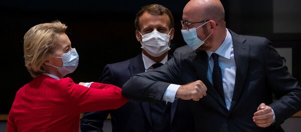 Председатель Европейской комиссии Урсула фон дер Ляйен и председатель Европейского совета Шарль Мишель приветствуют друг друга на первом очном саммите ЕС после пандемии  - Sputnik Ўзбекистон