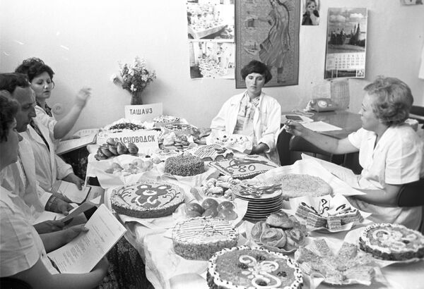 Фанта из шланга и борщ Москвичка: что пили и ели в дни Олимпиады-80 Фанта из шланга и борщ Москвичка: что пили и ели в дни Олимпиады-80 - Sputnik Узбекистан