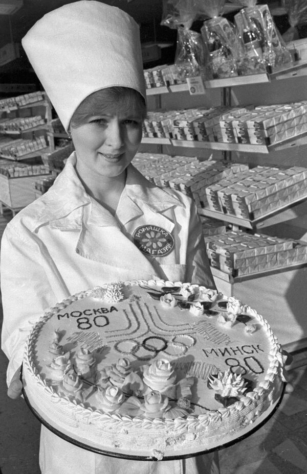 Фанта из шланга и борщ Москвичка: что пили и ели в дни Олимпиады-80 Фанта из шланга и борщ Москвичка: что пили и ели в дни Олимпиады-80 - Sputnik Узбекистан