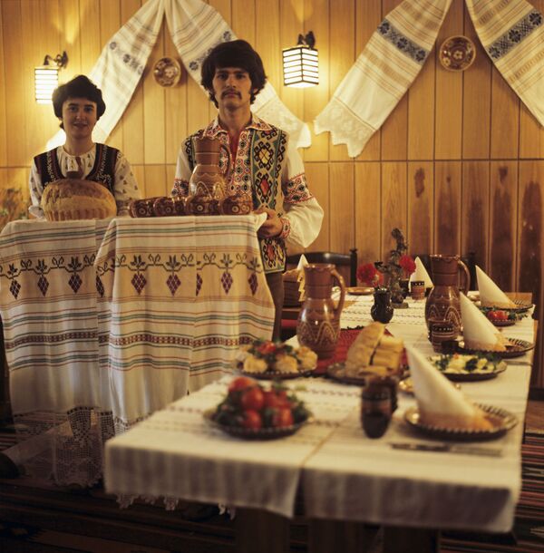 Фанта из шланга и борщ Москвичка: что пили и ели в дни Олимпиады-80 Фанта из шланга и борщ Москвичка: что пили и ели в дни Олимпиады-80 - Sputnik Узбекистан