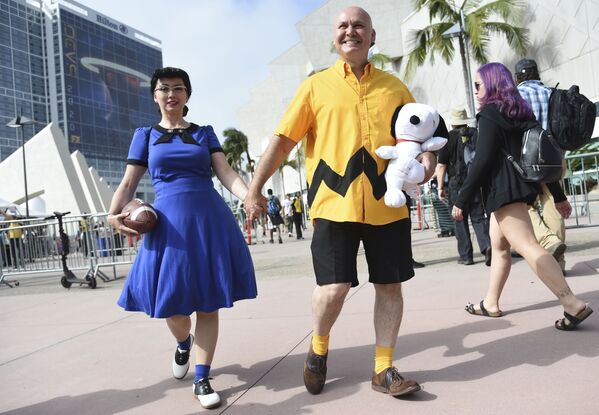 Одетая как персонажи комикса Peanuts пара на фестивале Comic-Con в Сан-Диего, 2019 год - Sputnik Узбекистан
