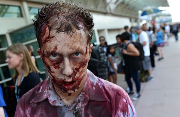 Посетитель фестиваля Comic-Con International в образе персонажа из сериала Ходячие мертвецы в Сан-Диего, 2018 год - Sputnik Узбекистан
