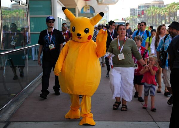 Посетитель фестиваля Comic-Con International в костюме Пикачу в Сан-Диего, 2015 год - Sputnik Узбекистан