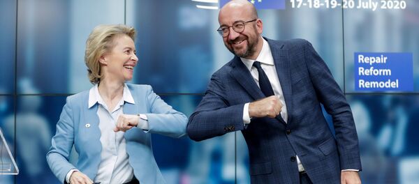 Yevropa kengashi prezidenti Sharl Mishel va Yevrokomissiya raisi Ursula fon der Lyayen Brusselda bo‘lib o‘tgan YeI sammitida, 21.07.20 - Sputnik O‘zbekiston