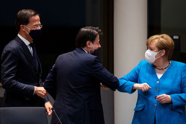 Angela Merkel Italiya bosh vaziri Juzeppe Konte  bilan salomlashmoqda, 18.07.20. - Sputnik O‘zbekiston