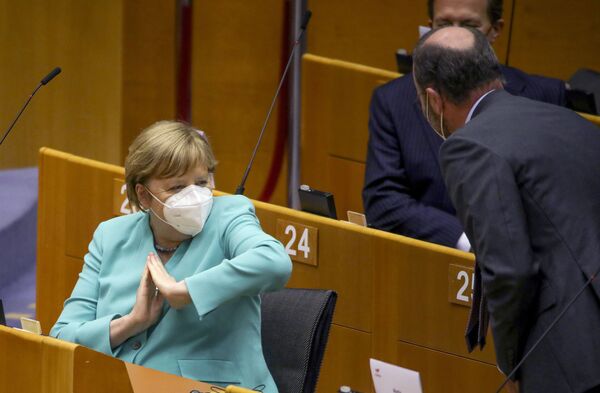 Германия канцлери Ангела Меркель Европа иттифоқи парламент йиғилишида.   - Sputnik Ўзбекистон