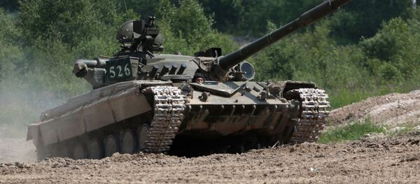 Танк Т-64 во время военных учений Танк Т-64 во время военных учений - Sputnik Узбекистан