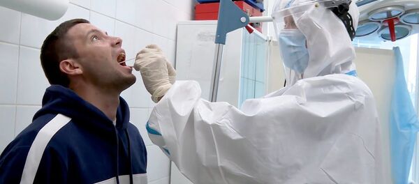 Пассажиров московского аэропорта Шереметьево начали тестировать на коронавирус Пассажиров московского аэропорта Шереметьево начали тестировать на коронавирус - Sputnik Узбекистан