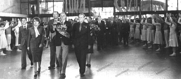 ЦГАКФФД СПб. Ар 216912. Участники встречи Олимпийского огня, доставленного экспрессом Красная стрела из Москвы направляются для проведения торжественного митинга в зал Московского вокзала. Ленинград, 1980 год. ЦГАКФФД СПб. Ар 216912. Участники встречи Олимпийского огня, доставленного экспрессом Красная стрела из Москвы направляются для проведения торжественного митинга в зал Московского вокзала. Ленинград, 1980 год. - Sputnik Узбекистан