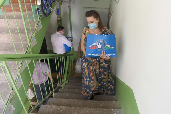 Акция Доброе сердце в Ташкенте, в рамках которой помощь получили россияне, оказавшиеся в сложном положении из-за пандемии. - Sputnik Узбекистан