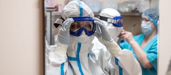 Медицинские работники клинической больницы в палате с коронавирусными больными Медицинские работники клинической больницы в палате с коронавирусными больными - Sputnik Ўзбекистон