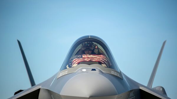 Pilot F-35 vo vremya podgotovki k vzletu v Saut-Berlingtone, SShA - Sputnik O‘zbekiston