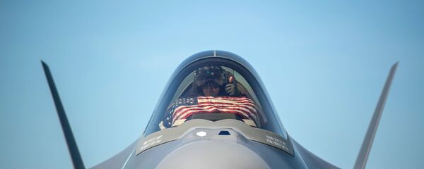 Пилот F-35 во время подготовки к взлету в Саут-Берлингтоне, США Пилот F-35 во время подготовки к взлету в Саут-Берлингтоне, США - Sputnik Ўзбекистон