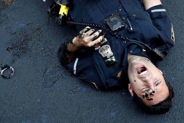 Полицейский во время протеста у Трамп-тауэр на Манхэттене, Нью-Йорк. - Sputnik Узбекистан