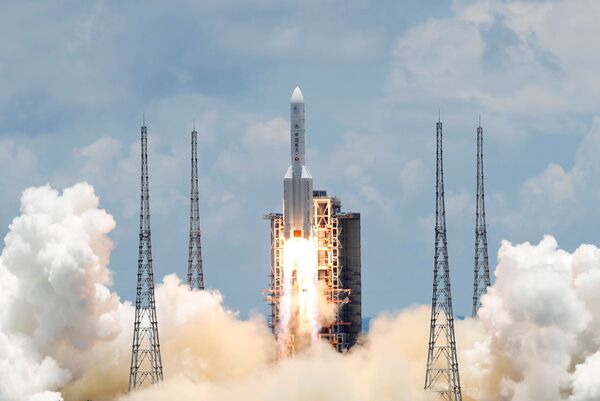 Китайская тяжелая ракета-носитель Чанчжэн-5 с первым зондом Китая для изучения Марса Тяньвэнь-1 стартует с космодрома Вэньчан, Китай. - Sputnik Узбекистан
