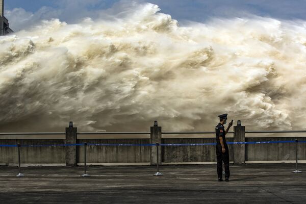 Водосброс на плотине Three Gorges Dam в Китае. - Sputnik Узбекистан