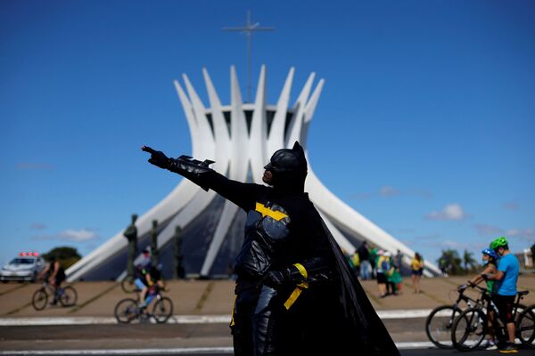 Участник протестов в костюме Бэтмена в Бразилии. - Sputnik Узбекистан