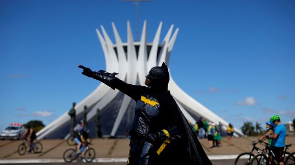 Участник протестов в костюме Бэтмена в Бразилии - Sputnik Узбекистан