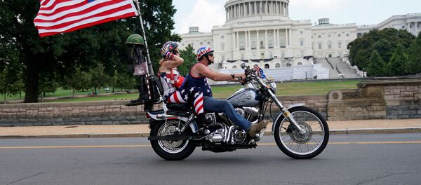 Мотоциклисты проезжают мимо здания Капитолия в США Мотоциклисты проезжают мимо здания Капитолия в США - Sputnik Узбекистан