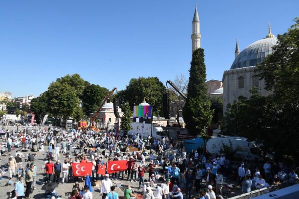 Верующие перед намазом на площади Султанахмет у собора Святой Софии в Стамбуле  - Sputnik Узбекистан