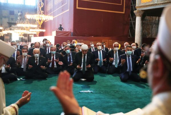 Президент Турции Реджеп Тайип Эрдоган на пятничной молитве в Соборе Святой Софии в Стамбуле - Sputnik Узбекистан