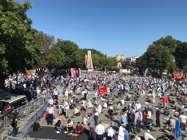 Верующие перед намазом на площади Султанахмет у собора Святой Софии в Стамбуле  - Sputnik Узбекистан