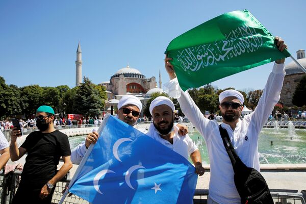 Верующие перед намазом на площади Султанахмет у собора Святой Софии в Стамбуле - Sputnik Узбекистан