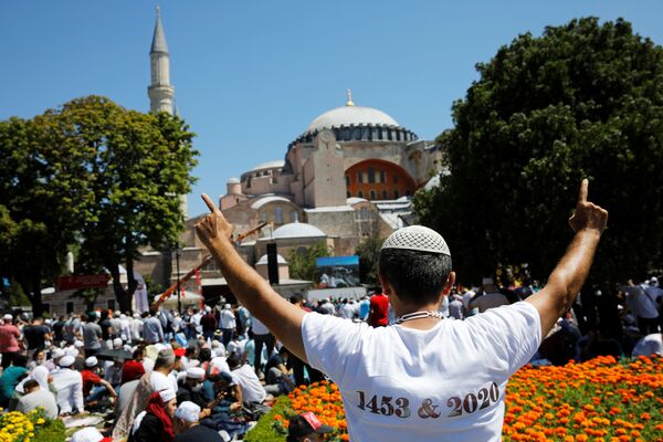 Верующие перед намазом на площади Султанахмет у собора Святой Софии в Стамбуле - Sputnik Узбекистан