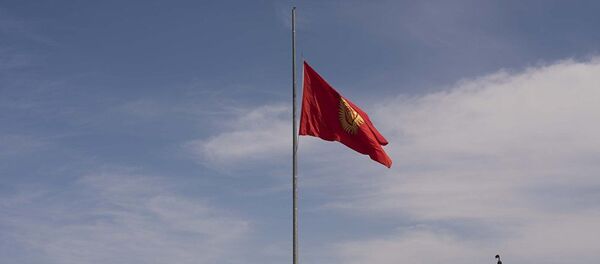 Prispushenniy flag Kirgizstana na sentralnoy ploshadi v Ala-Too. Arxivnoe foto - Sputnik O‘zbekiston