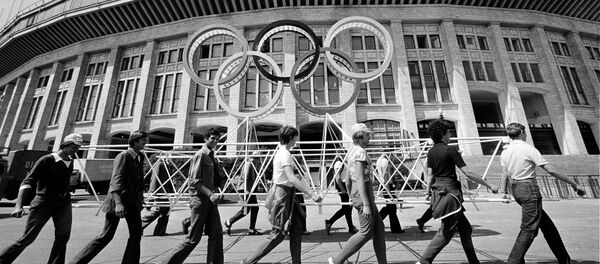 Рабочие убирают леса у Центрального стадиона имени Ленина, где пройдет открытие и закрытие летних Олимпийских игр в Москве 1980 года.  - Sputnik Ўзбекистон