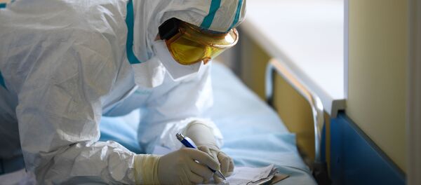 Врач в госпитале для лечения зараженных коронавирусной инфекцией COVID-19 - Sputnik Узбекистан